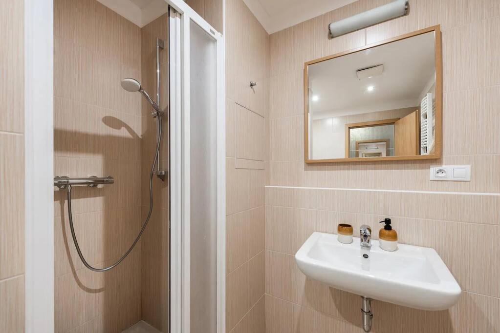 Apartment W/ Free Garage Parking Prága Kültér fotó